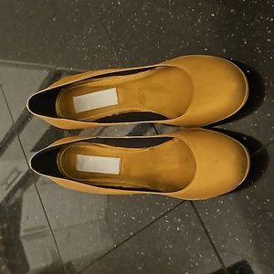 LANVIN 2006 Golden/Orange leather high heel size 36 and half.  Very Elegant.